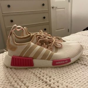 Brand new adidas sneakers, never worn. Super cute & in style! Size 8 women’s!